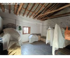 Casa de pueblo para reformar, con patio y cochera