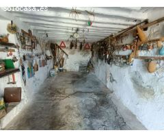 Casa de pueblo para reformar, con patio y cochera