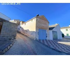 Casa de pueblo para reformar, con patio y cochera