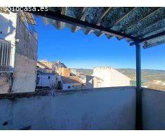 Casa adosada para reformar con terraza y fantásticas vistas