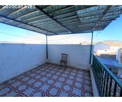 Casa adosada para reformar con terraza y fantásticas vistas