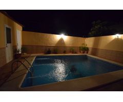 Estupenda casa adosada con patio soleado y piscina privada