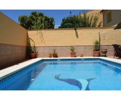 Estupenda casa adosada con patio soleado y piscina privada