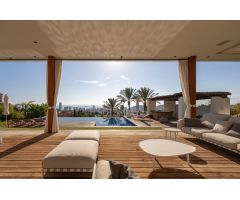 LUJOSA VILLA CON IMPRESIONANTES VISTAS AL MEDITERRÁNEO