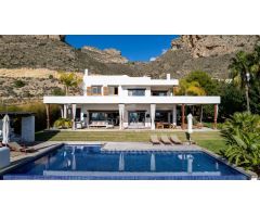 LUJOSA VILLA CON IMPRESIONANTES VISTAS AL MEDITERRÁNEO