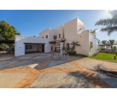 LUJOSA VILLA CON IMPRESIONANTES VISTAS AL MEDITERRÁNEO