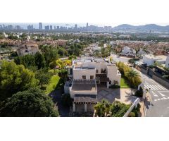LUJOSA VILLA CON IMPRESIONANTES VISTAS AL MEDITERRÁNEO