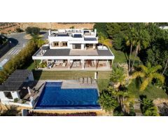 LUJOSA VILLA CON IMPRESIONANTES VISTAS AL MEDITERRÁNEO