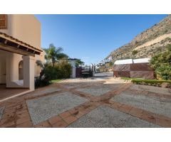 LUJOSA VILLA CON IMPRESIONANTES VISTAS AL MEDITERRÁNEO