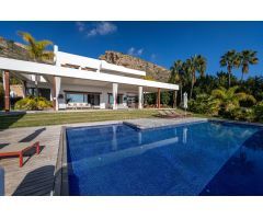 LUJOSA VILLA CON IMPRESIONANTES VISTAS AL MEDITERRÁNEO
