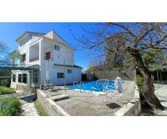 Estupenda casa independiente con piscina, jardín, garaje y almacenes.