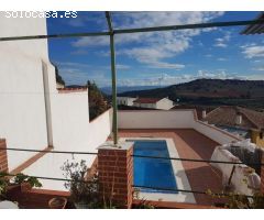 Bonita casa de pueblo con terraza, patio, piscina, cochera y buenas vistas