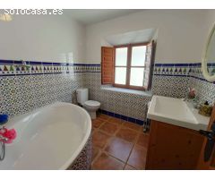 Bonita casa de pueblo con terraza, patio, piscina, cochera y buenas vistas