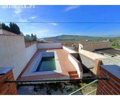Bonita casa de pueblo con terraza, patio, piscina, cochera y buenas vistas