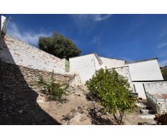 Casa independiente con parcela,  edificaciones y vistas espectaculares
