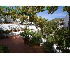 Casa independiente con parcela,  edificaciones y vistas espectaculares