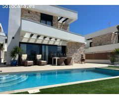 Villa independiente a estrenar con impresionantes vistas al mar y a la montaña y piscina climatizada