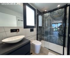 Villa independiente a estrenar con impresionantes vistas al mar y a la montaña y piscina climatizada