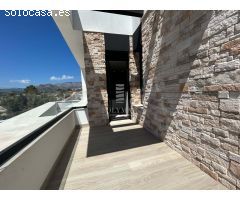 Villa independiente a estrenar con impresionantes vistas al mar y a la montaña y piscina climatizada
