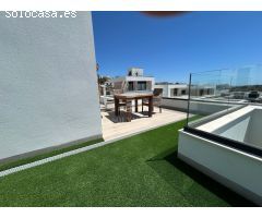 Villa independiente a estrenar con impresionantes vistas al mar y a la montaña y piscina climatizada