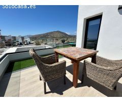Villa independiente a estrenar con impresionantes vistas al mar y a la montaña y piscina climatizada