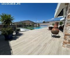Villa independiente a estrenar con impresionantes vistas al mar y a la montaña y piscina climatizada