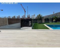 Villa independiente a estrenar con impresionantes vistas al mar y a la montaña y piscina climatizada