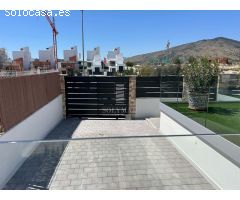 Villa independiente a estrenar con impresionantes vistas al mar y a la montaña y piscina climatizada