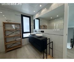 Villa independiente a estrenar con impresionantes vistas al mar y a la montaña y piscina climatizada