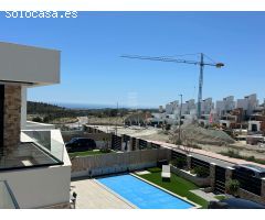 Villa independiente a estrenar con impresionantes vistas al mar y a la montaña y piscina climatizada