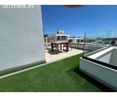 Villa independiente a estrenar con impresionantes vistas al mar y a la montaña y piscina climatizada