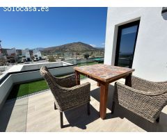Villa independiente a estrenar con impresionantes vistas al mar y a la montaña y piscina climatizada