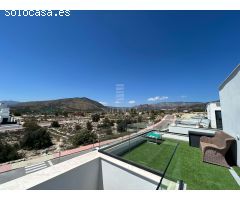 Villa independiente a estrenar con impresionantes vistas al mar y a la montaña y piscina climatizada