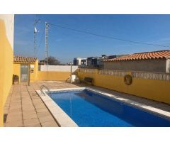 ¡OPORTUNIDAD ÚNICA! PAREADO DE TRES PLANTAS CON AMPLIAS TERRAZAS EN PLAYA DE ALMAZORA.