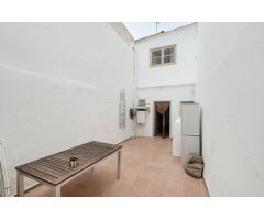 CASA DE PUEBLO CON PATIO INTERIOR Y ENCANTO HISTÓRICO – CHIVA!