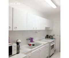 LUMINOSO PISO CON TERRAZA Y PISCINA EN BENICASIM – ¡LISTO PARA ENTRAR A VIVIR!