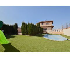 Precioso chalet de más de 270 metros de vivienda sobre una bonita y cuadrada parcela de 532 metros.
