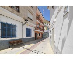 Edificio en venta con 2 viviendas independientes, bar y discoteca.