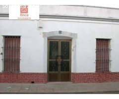 PUEBLA DE LA CALZADA, VIVIENDA A DOS CALLES, 500 M2 SOLAR.