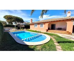 Villa con la piscina privada en Cabo Roig.