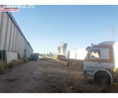 SE VENDE NAVE INDUSTRIAL CON CAMPA EN SESEÑA.