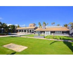 Villa Independiente en Venta en Marbella, Málaga