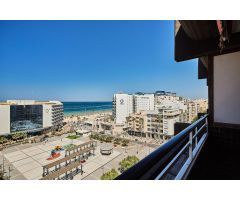 Vivienda en venta con vistas despejadas a la playa de La Victoria