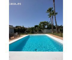 Exclusiva Villa de Lujo en Santi Petri, La Barrosa: Tu Refugio de Tranquilidad con Piscina y Jardín
