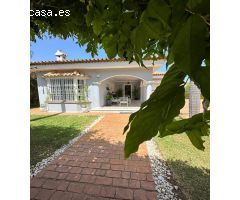 Exclusiva Villa de Lujo en Santi Petri, La Barrosa: Tu Refugio de Tranquilidad con Piscina y Jardín