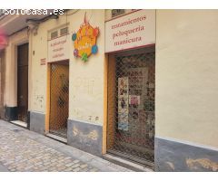 ¡Tu Negocio y Vivienda en el Corazón de Cádiz: 130m² de Posibilidades Infinitas!