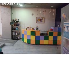 ¡Tu Negocio y Vivienda en el Corazón de Cádiz: 130m² de Posibilidades Infinitas!