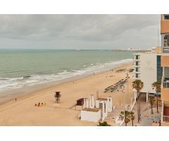 Piso en primera linea de playa con vistas al mar y con plaza de garaje incluida.