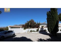 CHALET EN EL PUEBLO DE ALTEA