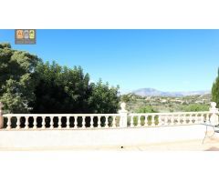 CHALET EN EL PUEBLO DE ALTEA